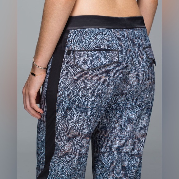 Lululemon rise and shine trouser - Picture 3 of 9